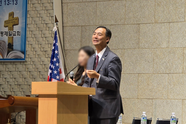 17일 오후 서울 은평구 진관동 은평제일교회에서 열린 예배에서 모스 탄(한국명 단현명) 미국 리버티대 교수가 설교하고 있다. 탄 교수는 이날 윤석열 전 대통령 탄핵에 반대해온 전직 한국사 강사 전한길 씨 등과 간담회를 열었다. 연합뉴스