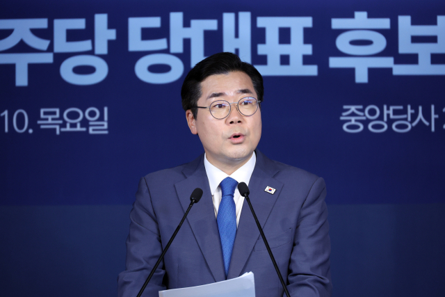 더불어민주당 당 대표 선거에 출마한 박찬대 의원이 지난 10일 서울 여의도 중앙당사에서 후보 등록을 한 뒤 기자회견을 하고 있다. 연합뉴스