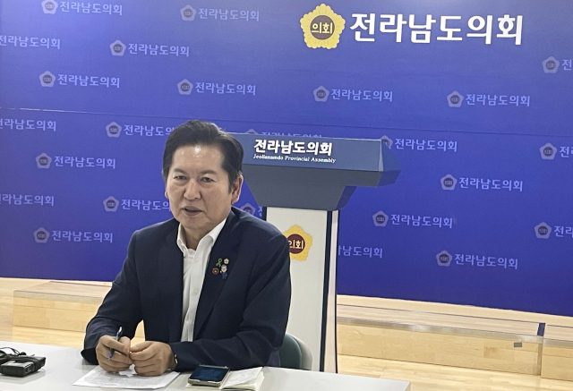 더불어민주당 당대표 후보인 정청래 의원이 17일 전남 무안군 전남도의회를 찾아 취재진의 질문에 답변하고 있다. 연합뉴스
