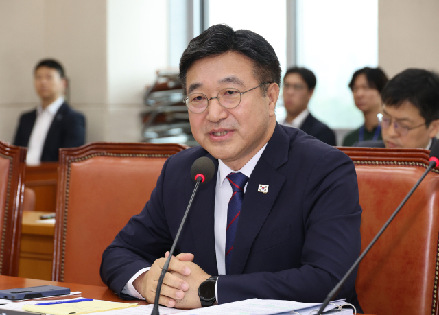 윤호중 행정안전부 장관 후보자가 18일 서울 여의도 국회 행정안전위원회에서 열린 인사청문회에서 의원 질의에 답하고 있다. 연합뉴스