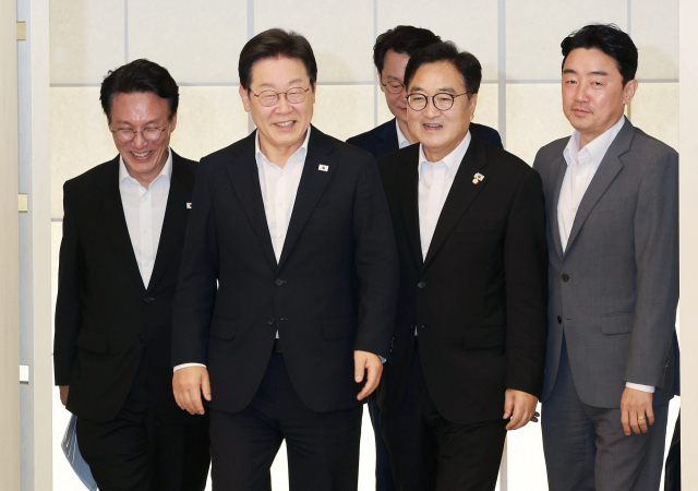 이재명 대통령이 17일 서울 한남동 관저에서 우원식 국회의장, 김민석 국무총리, 강훈식 대통령비서실장과 만찬을 위해 이동하고 있다. 연합뉴스