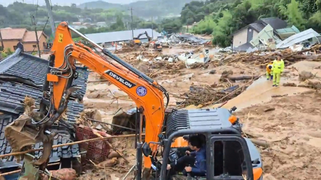 폭우와 산사태가 발생한 19일 경남 산청군 산청읍 부리에서 수색 작업이 진행 중이다. 연합뉴스