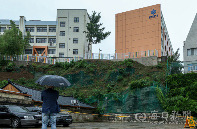 19일 대구 중구 신명고등학교 일대 옹벽이 집중호우로 지반이 약해져 붕괴될 우려가 발생하자 현장 일대가 통제된 모습이다. 안성완 기자 asw0727@imaeil.com
