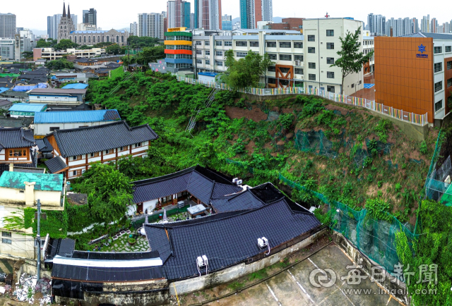 19일 대구 중구 신명고등학교 일대 옹벽이 집중호우로 지반이 약해져 붕괴될 우려가 발생하자 현장 일대가 통제된 모습이다. 안성완 기자 asw0727@imaeil.com