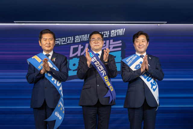 더불어민주당 대표 선거에 출마한 정청래(왼쪽부터), 박찬대 후보, 최고위원선거에 출마한 황명선 후보가 19일 서울 여의도 당사에서 열린 충청권 합동연설회에서 박수치고 있다. 연합뉴스