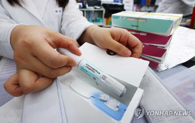 17일 오후 서울 종로구 새종로약국에서 약사가 위고비를 꺼내고 있다. 위고비는 혈당 조절에 중요한 인슐린 분비를 촉진해 식욕 억제를 돕는 GLP-1 계열 비만 치료제다. 식약처는 위고비가 의사의 처방 후 약사의 조제·복약지도에 따라 사용해야 하는 의약품이라고 설명했다. 2024.10.17 dwise@yna.co.kr