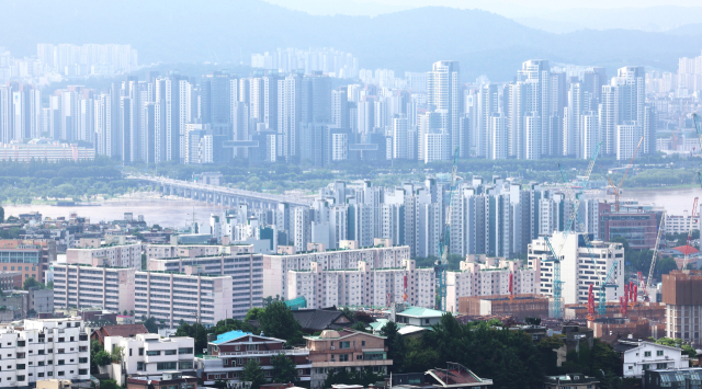 서울 남산 전망대에서 바라본 서울 곳곳이 아파트로 빼곡하다. 연합뉴스