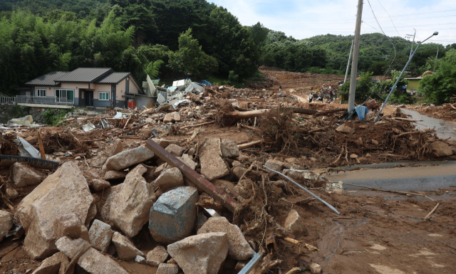 20일 오후 경남 산청군 산청읍 부리 내부마을이 전날 내린 폭우와 산사태로 파괴돼 원래 형태를 알아볼 수 없을 정도다. 연합뉴스