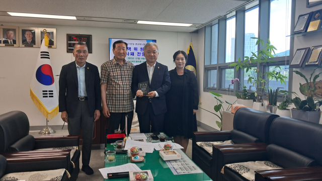 바르게살기운동 경상북도협의회부터 감사패를 받는 권광택 경북도의회 행정보건복지위원장(사진 오른쪽 두번째). 권 위원장 제공