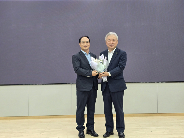 경북노인장기요양협회로부터 감사패를 받은 권광택 경북도의회 행정보건복지위원장(사진 오른쪽). 권 위원장 제공