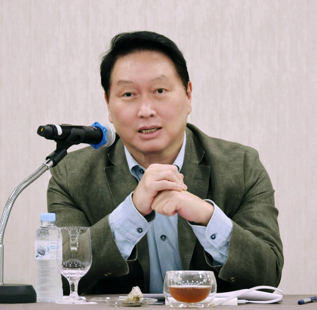 최태원 대한상공회의소 회장(SK그룹 회장)이 지난 17일 경주에서 대한상의 하계포럼을 계기 열린 기자 간담회에서 발언을 하고 있다. 연합뉴스