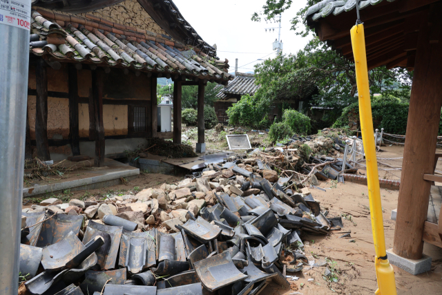 20일 오전 경남 합천군 가회면 호산마을 한 주택 앞 담벼락이 집중호우로 무너져 있다. 연합뉴스