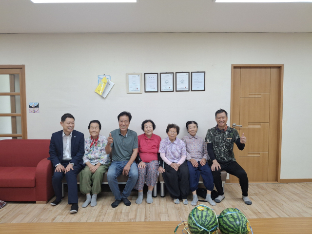 청송 주왕산면 항리 경로당 수박 전달 기념사진. 진성한사랑봉사단 제공