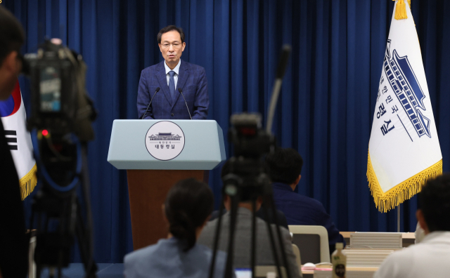 우상호 정무수석이 20일 용산 대통령실에서 장관 인선 관련 브리핑을 하고 있다. 우 수석은 이재명 대통령이 이진숙 교육부 장관 지명을 철회했다고 밝혔다. 연합뉴스