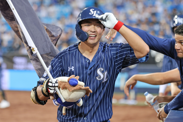 삼성 라이온즈의 김태훈이 20일 대구에서 열린 키움 히어로즈와의 경기 6회말 솔로 홈런을 친 뒤 덕아웃으로 들어오자 동료들이 환영하고 있다. 삼성 제공