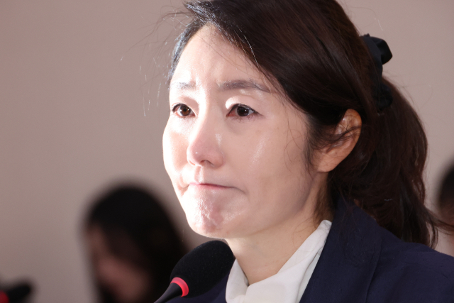 강선우 여성가족부 장관 후보자가 14일 국회 여성가족위원회에서 열린 인사청문회에서 발달장애 자녀에 대한 질문을 받으며 눈시울을 붉히고 있다. 연합뉴스