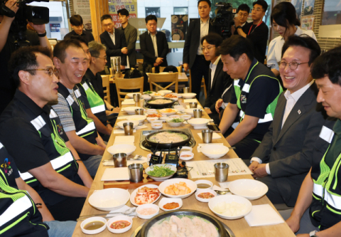 김민석 총리, 환경공무관과 아침식사…