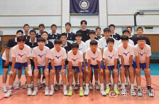 배구 국가대표 허수봉(26·현대캐피탈)이 18일 경북대사대부설중학교와 부설고등학교를 찾아 발전기금 2천만원을 기탁하며 배구부 후배들과 기념촬영을 하고 있다. 사진=경대사대부설고 제공