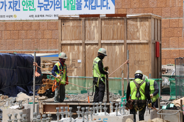 폭염특보 일주일째인 지난달 3일 울산 울주군 온산읍 에쓰오일 샤힌프로젝트 건설 현장에서 근로자들이 작업하고 있다. 이날 울산에는 폭염 영향예보 