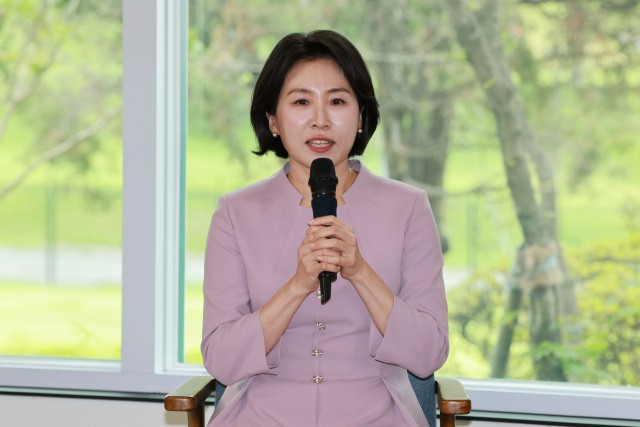 김혜경 여사가 30일 서울 용산 대통령실 파인그라스에서 열린 문화예술계 수상자 간담회에서 발언하고 있다. 연합뉴스