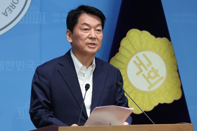 국민의힘 안철수 의원이 21일 서울 여의도 국회 소통관에서 극단 세력과의 절연 등 