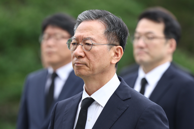 정성호 법무부 장관이 21일 서울 동작구 국립서울현충원 현충탑에 참배하고 있다. 연합뉴스