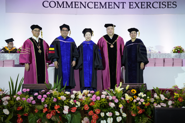 필리핀의 Centro Escolar University로부터 명예박사 학위를 수여받은 남성희 대구보건대 총장(가운데)이 지난 17일 필리핀 더 마닐라 호텔에서 열린 수여식 후 기념촬영을 하고 있다. 대구보건대 제공