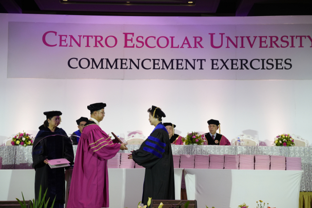 필리핀의 Centro Escolar University로부터 명예박사 학위를 수여받은 남성희 대구보건대 총장의 모습. 대구보건대 제공