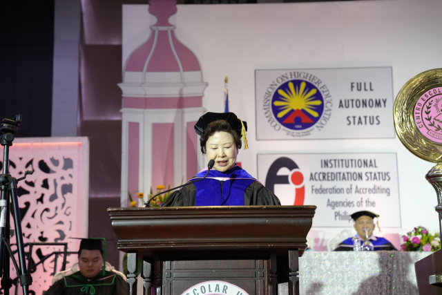 필리핀의 Centro Escolar University로부터 명예박사 학위를 수여받은 남성희 대구보건대 총장의 모습. 대구보건대 제공