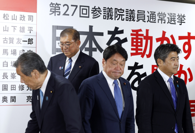 이시바 시게루(왼쪽 두 번째) 일본 총리 겸 집권 자민당 총재가 20일 일본 도쿄 자민당 당사에서 언론 인터뷰에 응하기 위해 이동하고 있다. AP 연합뉴스