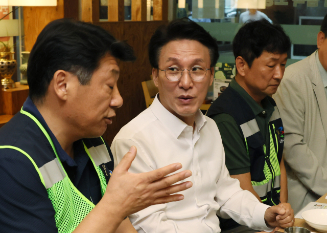김민석 국무총리가 21일 서울 노원구 한 식당에서 열린 