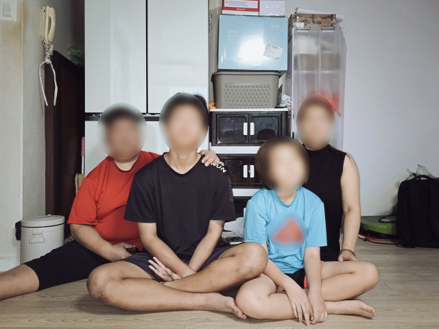 25년 전 북한을 떠나온 뒤 가족들과 대구에 정착해 살고 있는 한수인(39·가명, 오른쪽 첫 번째) 씨는 학업과 교우 관계에 어려움을 겪는 아이들 때문에 걱정이 끊이질 않는다. 김지효 기자