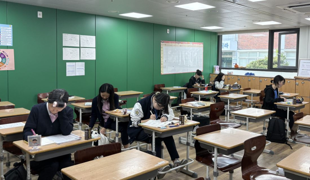 경일여중 학생들이 방과 후에도 자발적으로 남아 공부를 하는 