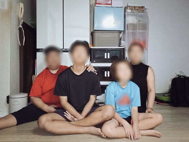 25년 전 북한을 떠나온 뒤 가족들과 대구에 정착해 살고 있는 한수인(39·가명, 오른쪽 첫 번째) 씨는 학업과 교우 관계에 어려움을 겪는 아이들 때문에 걱정이 끊이질 않는다. 김지효 기자