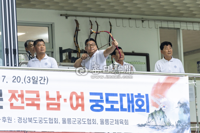 제5회 독도사랑 전국남녀궁도대회에 참석한 선수들이 그간 갈고 닦은 기량을 겨뤘다. 울릉군 제공