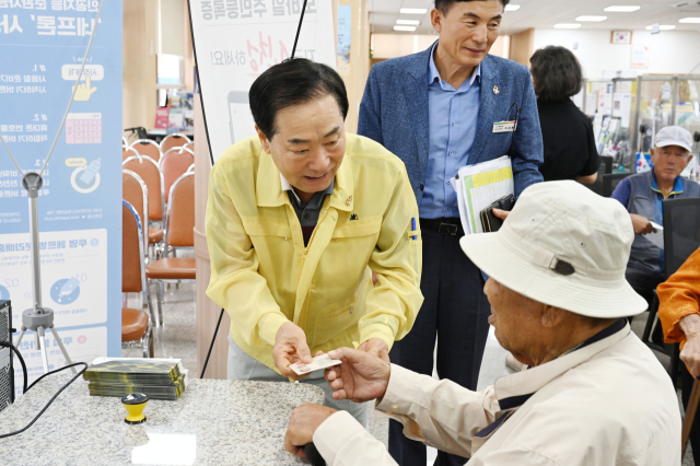 21일, 성낙인 군수가 창녕읍 행정복지센터를 방문하여 민생회복 소비쿠폰 지급 현장을 점검하고 있다. 창녕군 제공