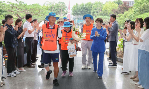 왼발박사 이범식교수, APEC 성공 염원 광주-경주 400km 도보 종주 중 대구시교육청 방문