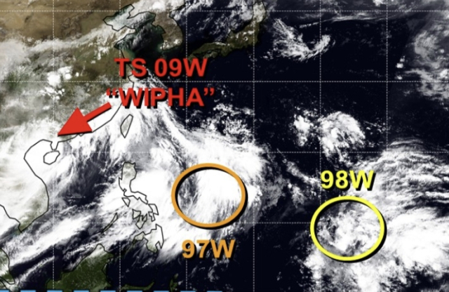 미국 합동태풍경보센터(JTWC, Joint Typhoon Warning Center) 감시 6호 태풍 위파(왼쪽)와 97W 열대요란, 98W 열대요란(향후 7호 태풍 프란시스코, 8호 태풍 꼬마이 발달 가능성). JTWC 홈페이지