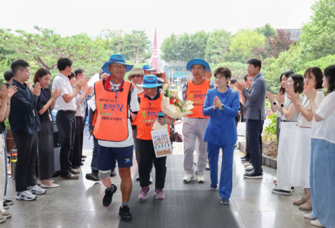 '왼발박사' 이범식교수, APEC 성공 기원 도보 종주 중 대구시교육청 방문