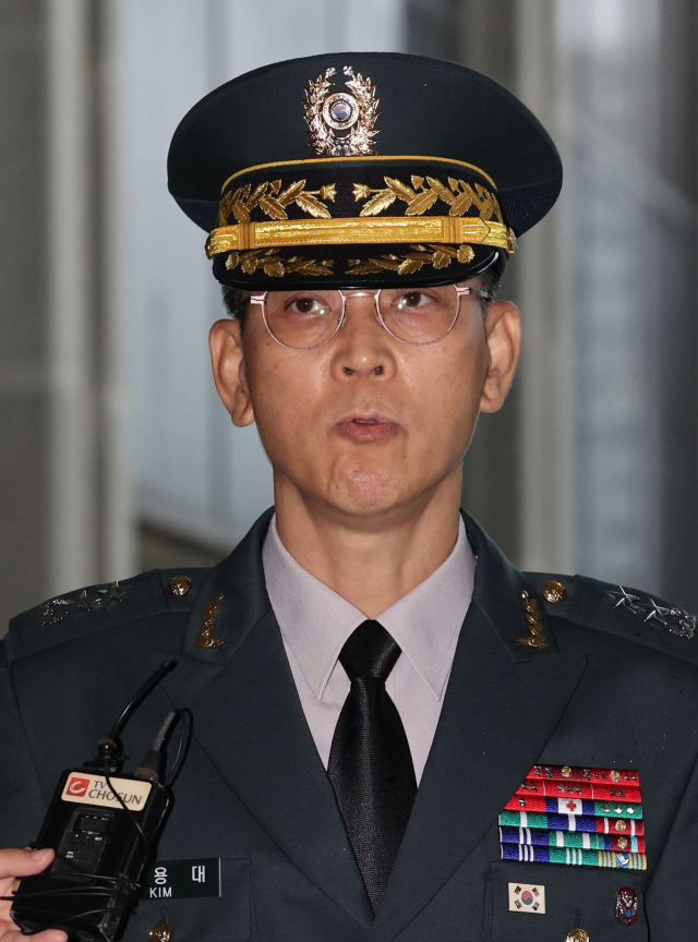 김용대 드론작전사령관이 17일 내란특검 사무실이 마련된 서울 서초구 서울고검에 조사를 받기 위해 출석하며 미리 준비한 글을 읽고 있다. 연합뉴스