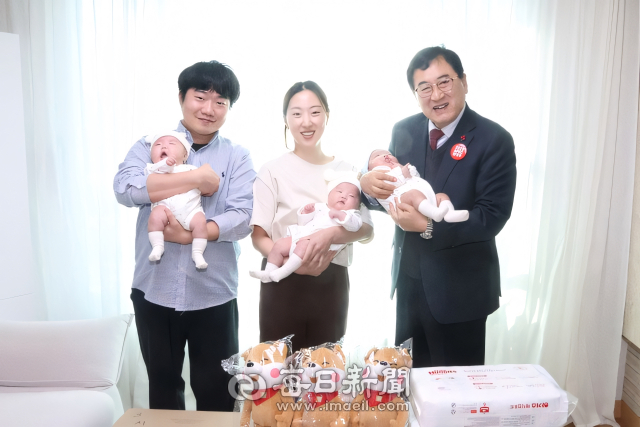 주낙영 경주시장이 세쌍둥이 가정을 방문해 출산을 축하하고 부모를 격려하고 있다. 경주시 제공