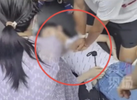 쓰러진女 심폐소생술 했더니…