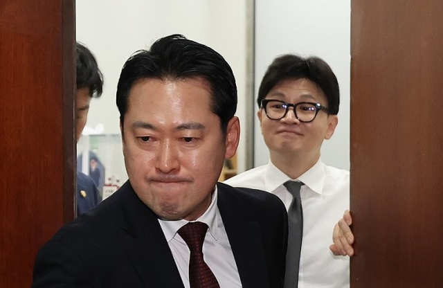장동혁 국민의힘 국회의원, 한동훈 전 국민의힘 대표. 자료사진. 연합뉴스