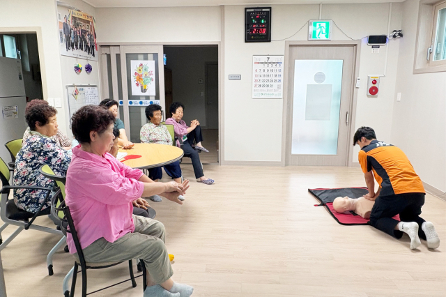 청송군치매안심센터는 지난 14일과 16일, 치매보듬마을로 지정된 진보면 광덕1리와 안덕면 문거1리 경로당에서 어르신들을 대상으로 응급상황 대처 능력 향상 및 금융사기 예방 교육을 실시했다. 청송군 제공