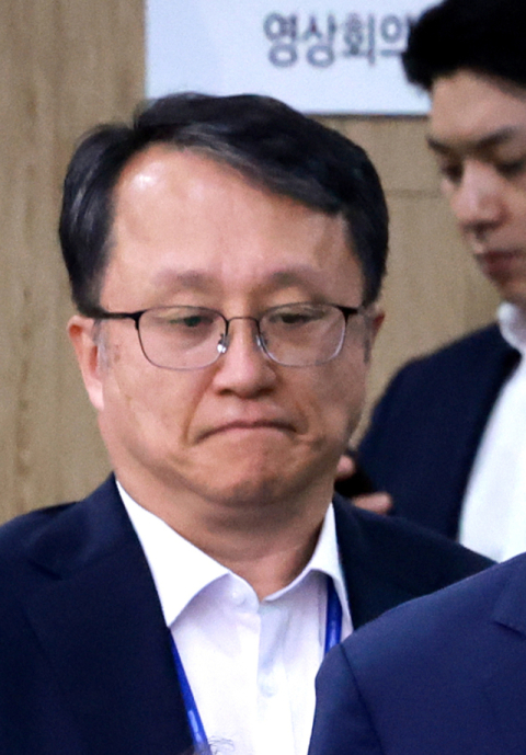 대통령실은 비상계엄을 옹호하는 내용의 책을 대선 직전 출간한 것 등으로 논란이 불거지진 강준욱 대통령실 국민통합비서관이 22일 자진 사퇴했다고 강유정 대변인 브리핑을 통해 밝혔다. 사진은 지난 17일 서울 용산 대통령실 청사에서 열린 대통령 수석·보좌관 회의에 참석한 강 비서관. 연합뉴스