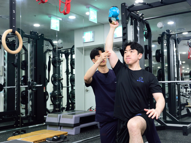 크로스핏 동작에서 어깨 안정성을 위한 기능적 재활운동을 시연하고 있다. 굳센병원 제공