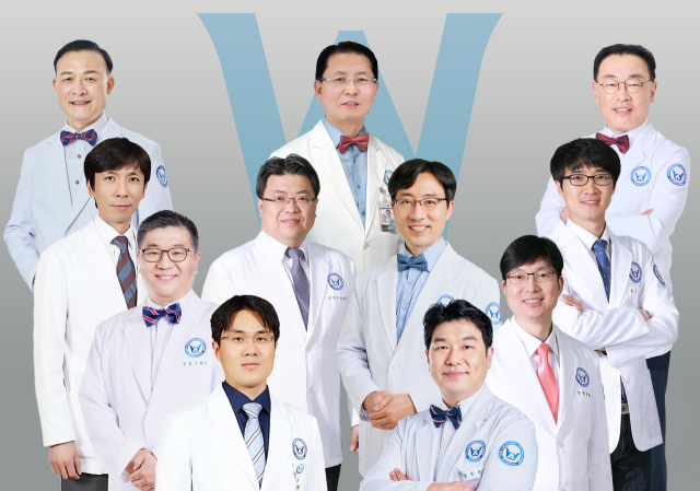 W병원의 의료진들. 왼쪽부터 민병우 의무원장, 박성혁 원장, 신동주 원장, 김상희 원장, 김영우 원장, 우상현 병원장, 김경철 원장, 강동호 원장, 남현재 원장, 천호준 원장, 김성중 원장. W병원 제공.