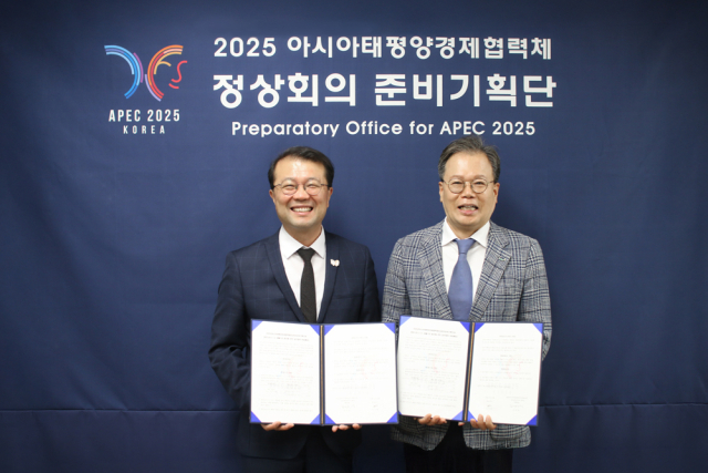 (우) 허인권 청호나이스 전무, (좌) 김지준 APEC 준비기획단 기획실장 (사진= 청호나이스 제공)