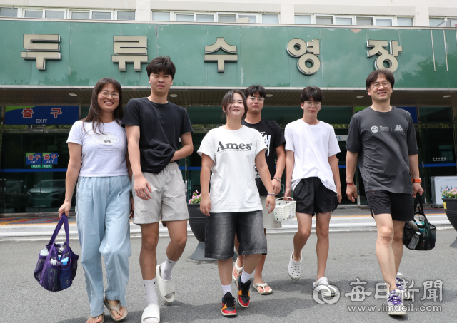 양이수·장현주 부부와 첫째딸 시은, 둘째 주원, 셋째 서원, 넷째 지원 등 여섯 식구는 수영을 좋아하고 실력도 수준급이다. 온 가족이 두류수영장에서 수영을 마친 뒤 귀가하고 있다. 정운철 기자 woon@imaeil.com