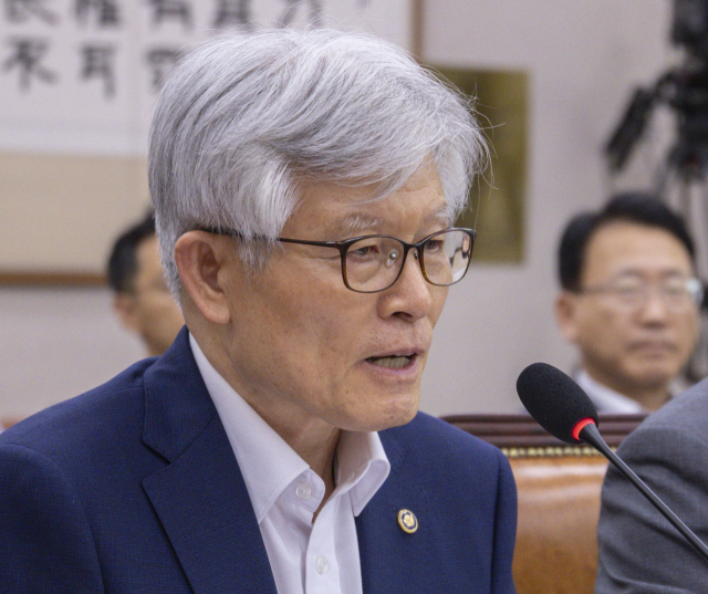 최동석 인사혁신처장이 22일 국회에서 열린 국회 법제사법위원회 전체 회의에 출석해 의원 질의에 답하고 있다. 연합뉴스